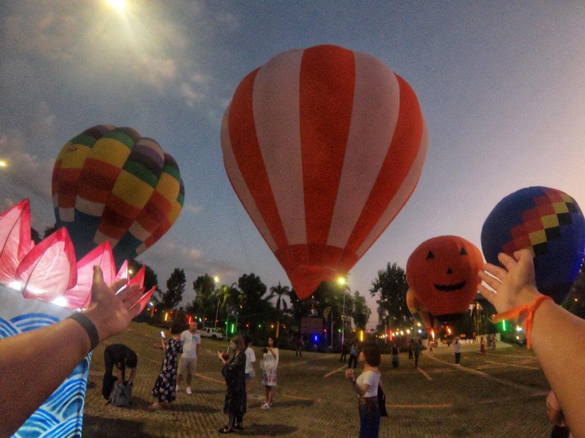 yi peng và loy krathong ở chiang mai