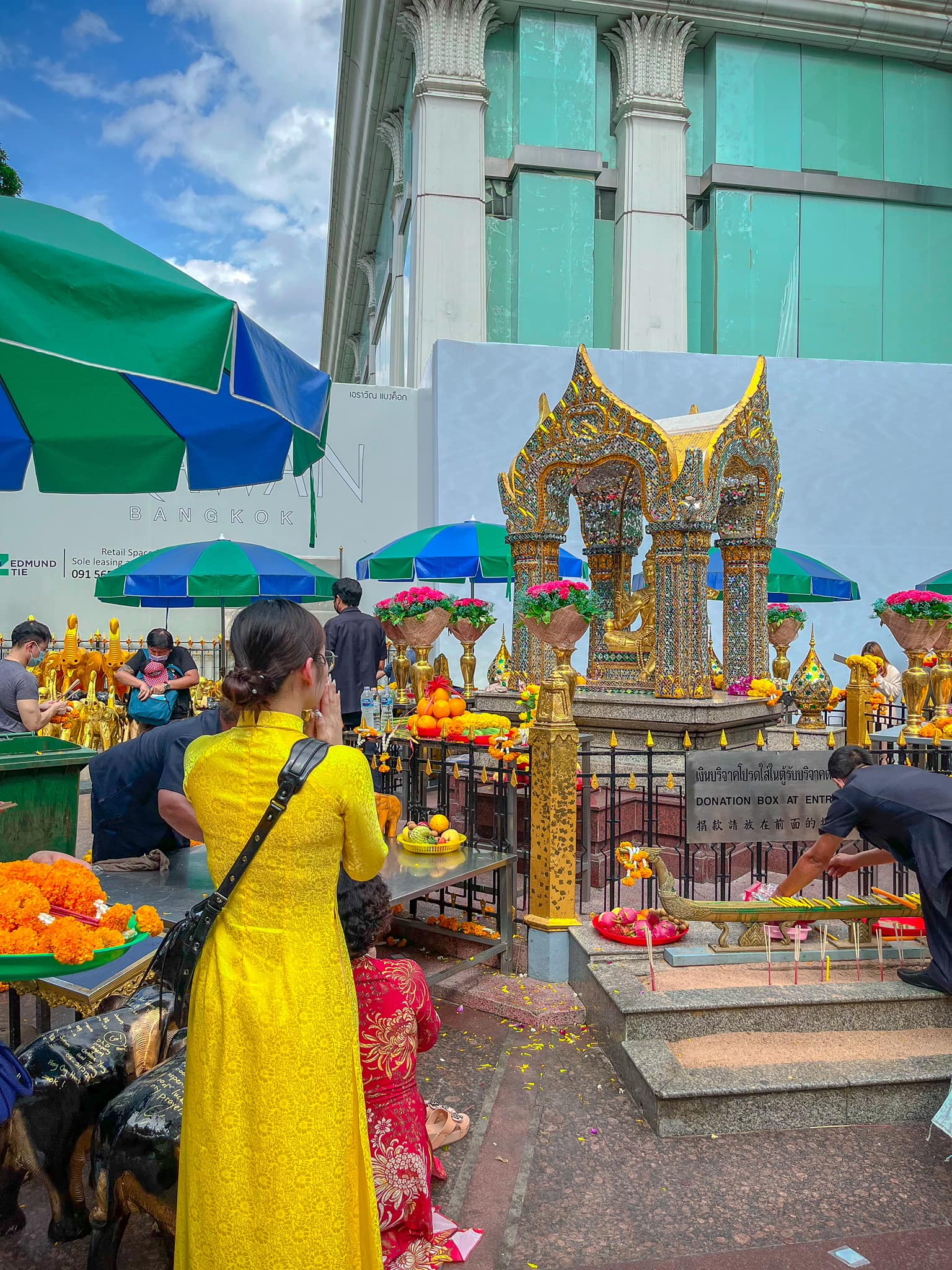 hướng dẫn viên đi làm lễ ở Thái lan 