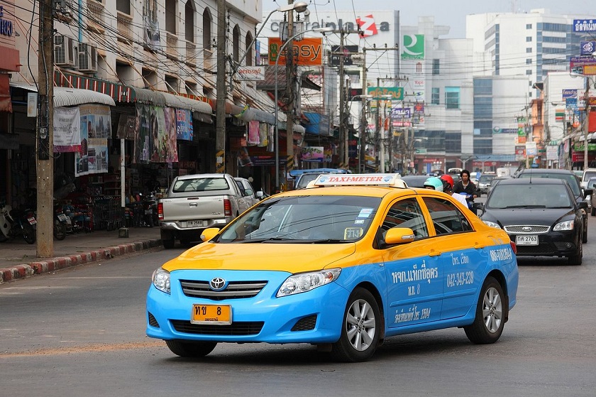 Bạn có thể chọn xe buýt, taxi, tàu hỏa hoặc thuê xe du lịch để đi từ Bangkok đến Pattaya